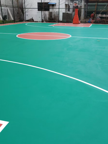 港口镇 球场长期使用易出现地面开裂